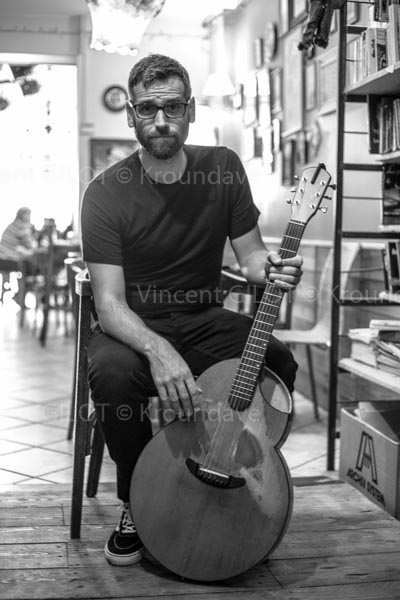 Forest Pooky et sa guitare Imago