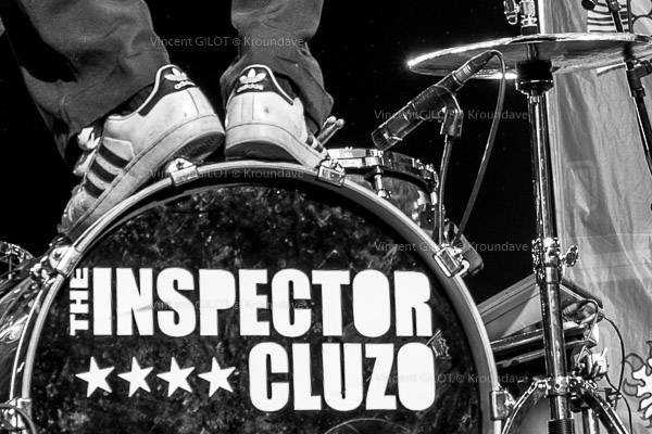 The Inspector Cluzo en équilibre dans ses Adidas
