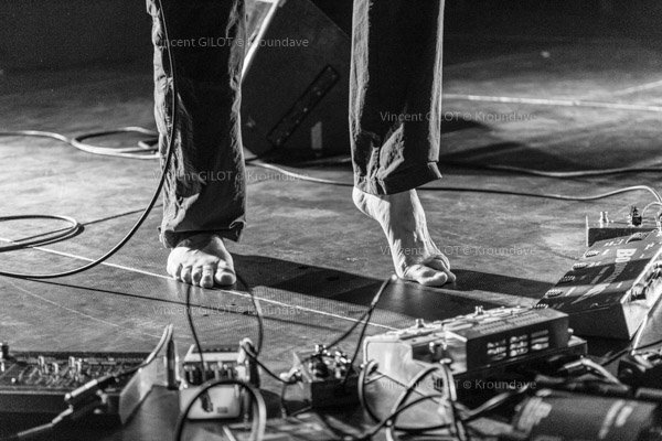 Serge Teyssot-Gay gère son pedal board du bout des orteils avec Ripostes